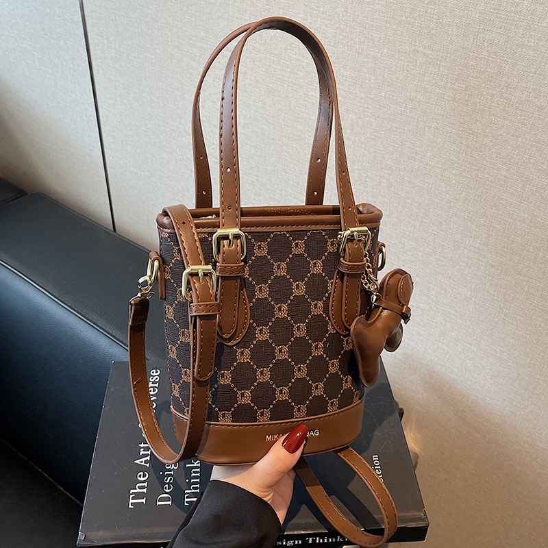 Trendy Women's Tote Bucket Bag - Versatile Crossbody with Luxurious Feel, 2025 New Style, Chic Niche Fashion Accessory Trendy Women's Tote Bucket Bag - Versatile Crossbody with Luxurious Feel, 2025 New Style, Chic Niche Fashion Accessory