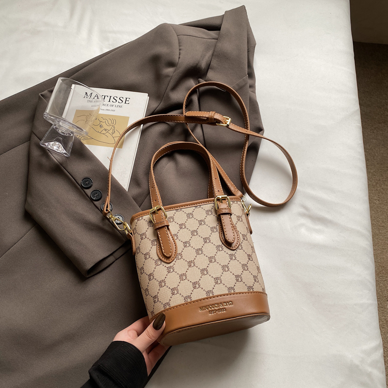 Trendy Women's Tote Bucket Bag - Versatile Crossbody with Luxurious Feel, 2025 New Style, Chic Niche Fashion Accessory Trendy Women's Tote Bucket Bag - Versatile Crossbody with Luxurious Feel, 2025 New Style, Chic Niche Fashion Accessory