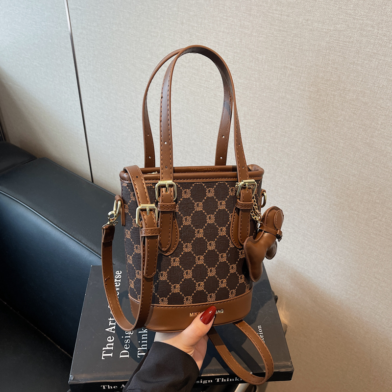 Trendy Women's Tote Bucket Bag - Versatile Crossbody with Luxurious Feel, 2025 New Style, Chic Niche Fashion Accessory Trendy Women's Tote Bucket Bag - Versatile Crossbody with Luxurious Feel, 2025 New Style, Chic Niche Fashion Accessory