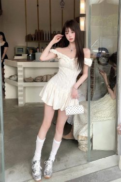 Ultra-Short Ruffled Lace Jacquard Dress - Heavy-Duty Composite Fabric, Chic Edinburgh Style, Perfect for Y2K Fashion Lovers