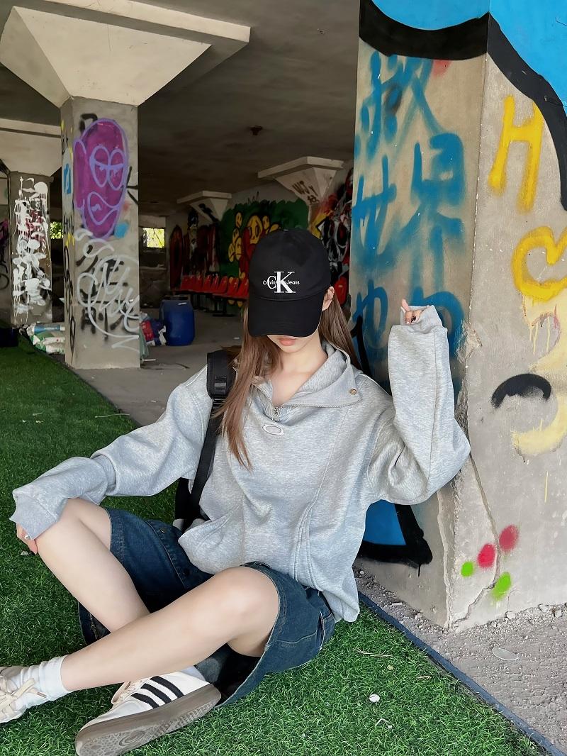 Unisex Autumn Minimalist Embroidered Half-Zip Sweatshirt - Trendy Loose Casual Sports Top for Effortless Style Unisex Autumn Minimalist Embroidered Half-Zip Sweatshirt - Trendy Loose Casual Sports Top for Effortless Style