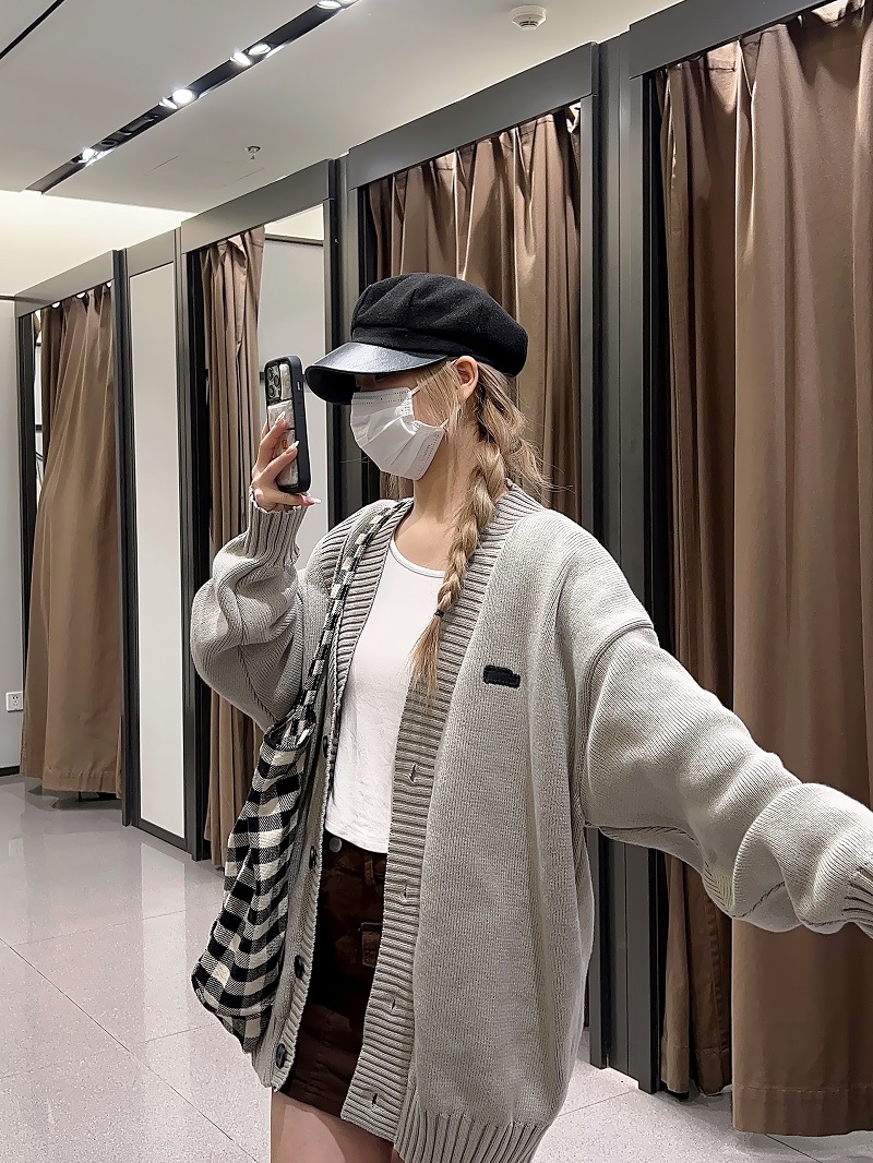 Unisex Retro Minimalist V-Neck Sweater Cardigan - Loose Fit Trendy Knitted Jacket for Early Spring Style Unisex Retro Minimalist V-Neck Sweater Cardigan - Loose Fit Trendy Knitted Jacket for Early Spring Style