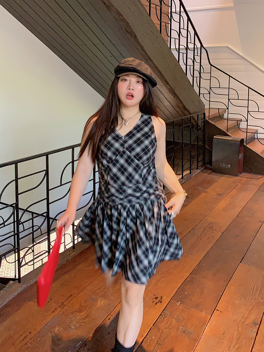 V-Neck Plaid Dress for Women, Sleeveless Summer 2025 Plus Size Short Skirt for Curvy Figures, Trendy Casual Style V-Neck Plaid Dress for Women, Sleeveless Summer 2025 Plus Size Short Skirt for Curvy Figures, Trendy Casual Style