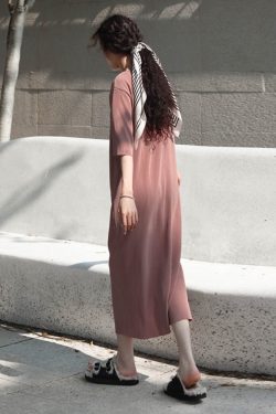 Versatile High-Temperature Pleated Paper Doll Dress with Toothpick Pleats, Knee-Length, Round Neck, Short Sleeves, Slimming Style