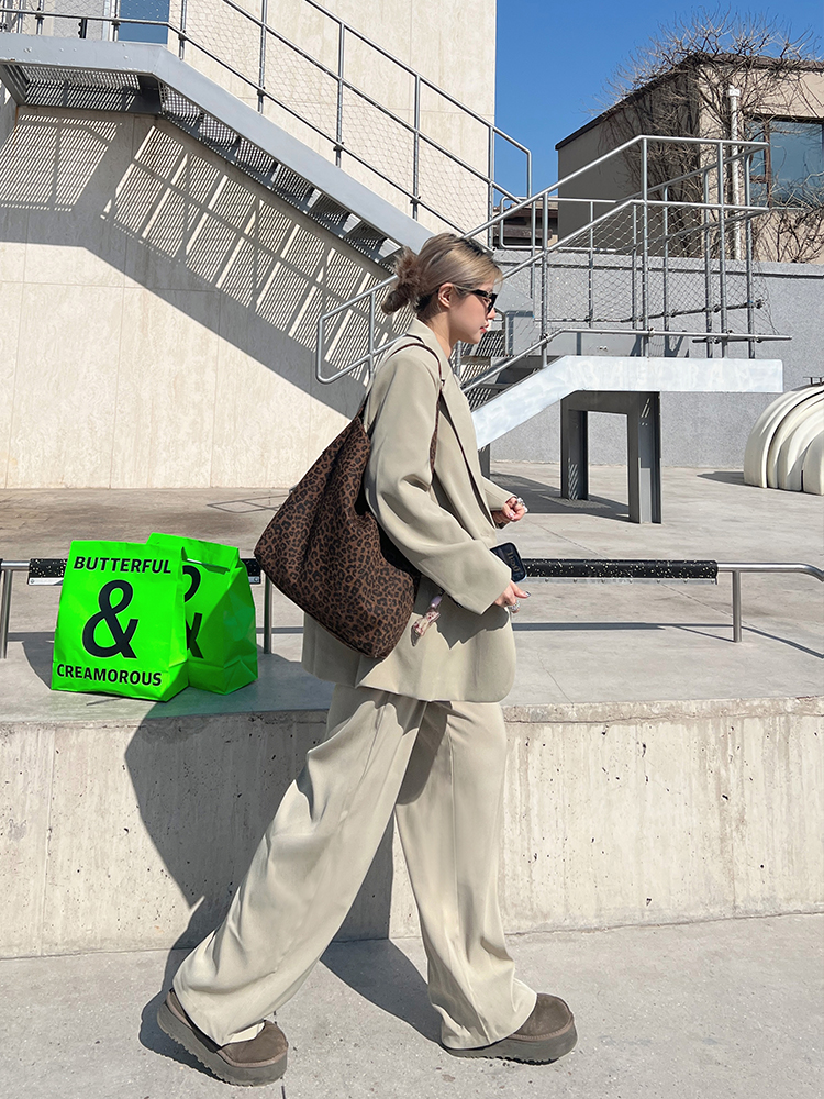 Versatile Leopard Print Shoulder Bag - Women's Large Capacity Commuter Tote & Underarm Bag for Spring Fashion Versatile Leopard Print Shoulder Bag - Women's Large Capacity Commuter Tote & Underarm Bag for Spring Fashion