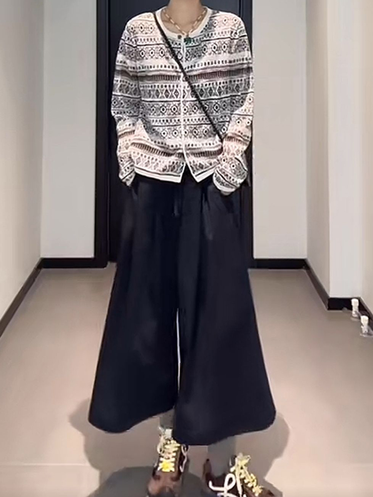 Versatile Plus Size Wide-Leg Pants for Women - Loose-Fit, Elastic Waist, Hip-Covering, Casual Style, Perfect for Everyday Wear Versatile Plus Size Wide-Leg Pants for Women - Loose-Fit, Elastic Waist, Hip-Covering, Casual Style, Perfect for Everyday Wear