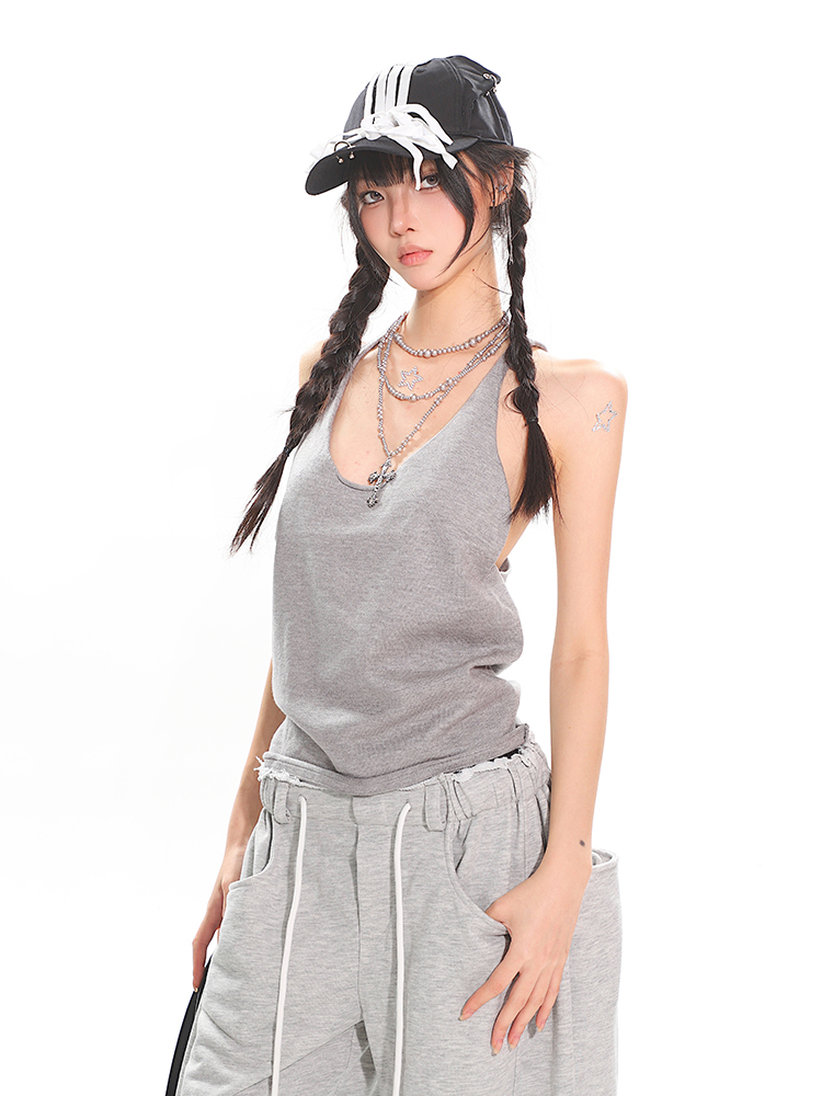 Versatile Women's Slim-Fit U-Neck Tank Top - Simple and Stylish Basic for Everyday Wear Versatile Women's Slim-Fit U-Neck Tank Top - Simple and Stylish Basic for Everyday Wear