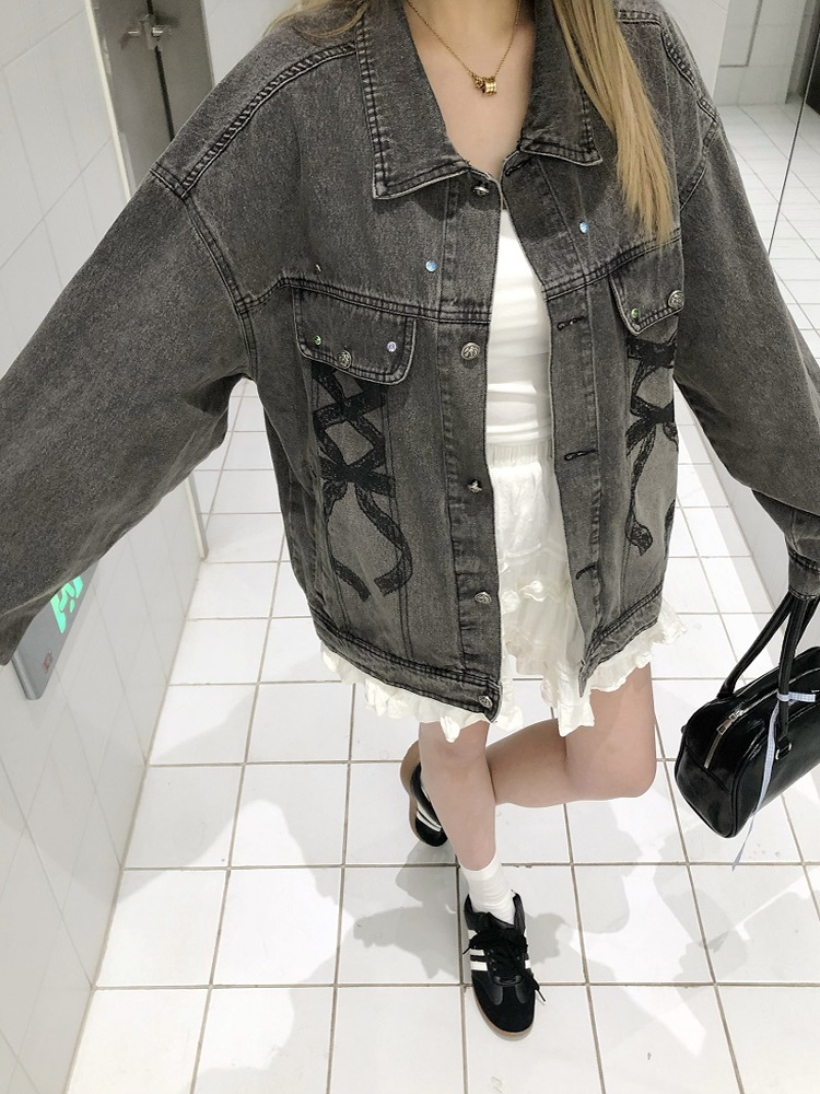 Vintage American-Style Denim Jacket with Graphic Bow and Graffiti Design - Women's Loose Fit Fashion Outerwear Vintage American-Style Denim Jacket with Graphic Bow and Graffiti Design - Women's Loose Fit Fashion Outerwear