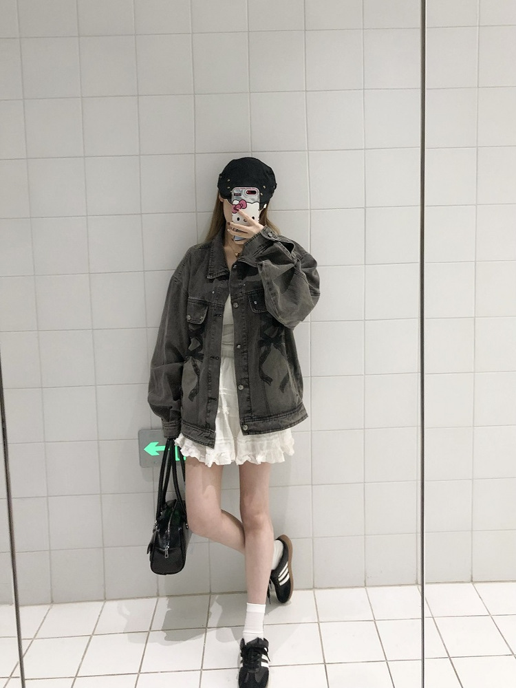 Vintage American-Style Denim Jacket with Graphic Bow and Graffiti Design - Women's Loose Fit Fashion Outerwear Vintage American-Style Denim Jacket with Graphic Bow and Graffiti Design - Women's Loose Fit Fashion Outerwear