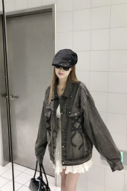 Vintage American-Style Denim Jacket with Graphic Bow and Graffiti Design - Women's Loose Fit Fashion Outerwear