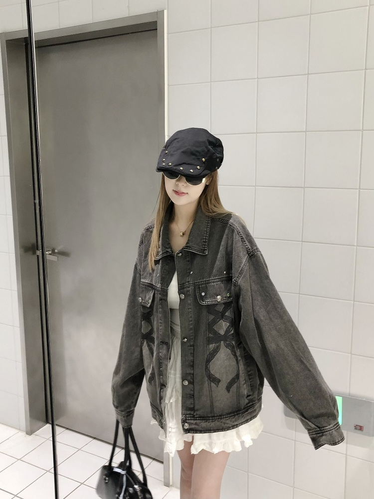 Vintage American-Style Denim Jacket with Graphic Bow and Graffiti Design - Women's Loose Fit Fashion Outerwear Vintage American-Style Denim Jacket with Graphic Bow and Graffiti Design - Women's Loose Fit Fashion Outerwear