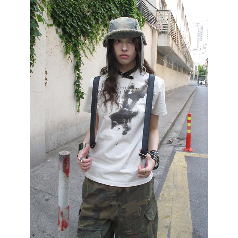 Vintage American Style Guitar Print T-Shirt for Women - Slim Fit Short Sleeve Summer Top, Trendy High Street Fashion Vintage American Style Guitar Print T-Shirt for Women - Slim Fit Short Sleeve Summer Top, Trendy High Street Fashion