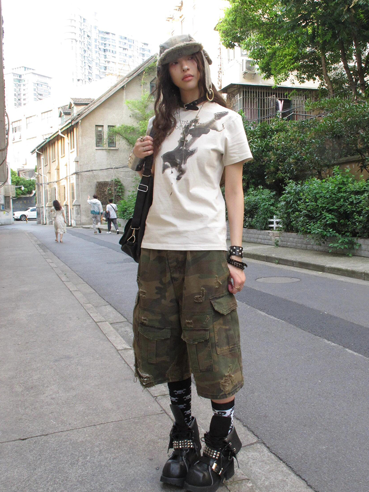 Vintage American Style Guitar Print T-Shirt for Women - Slim Fit Short Sleeve Summer Top, Trendy High Street Fashion Vintage American Style Guitar Print T-Shirt for Women - Slim Fit Short Sleeve Summer Top, Trendy High Street Fashion