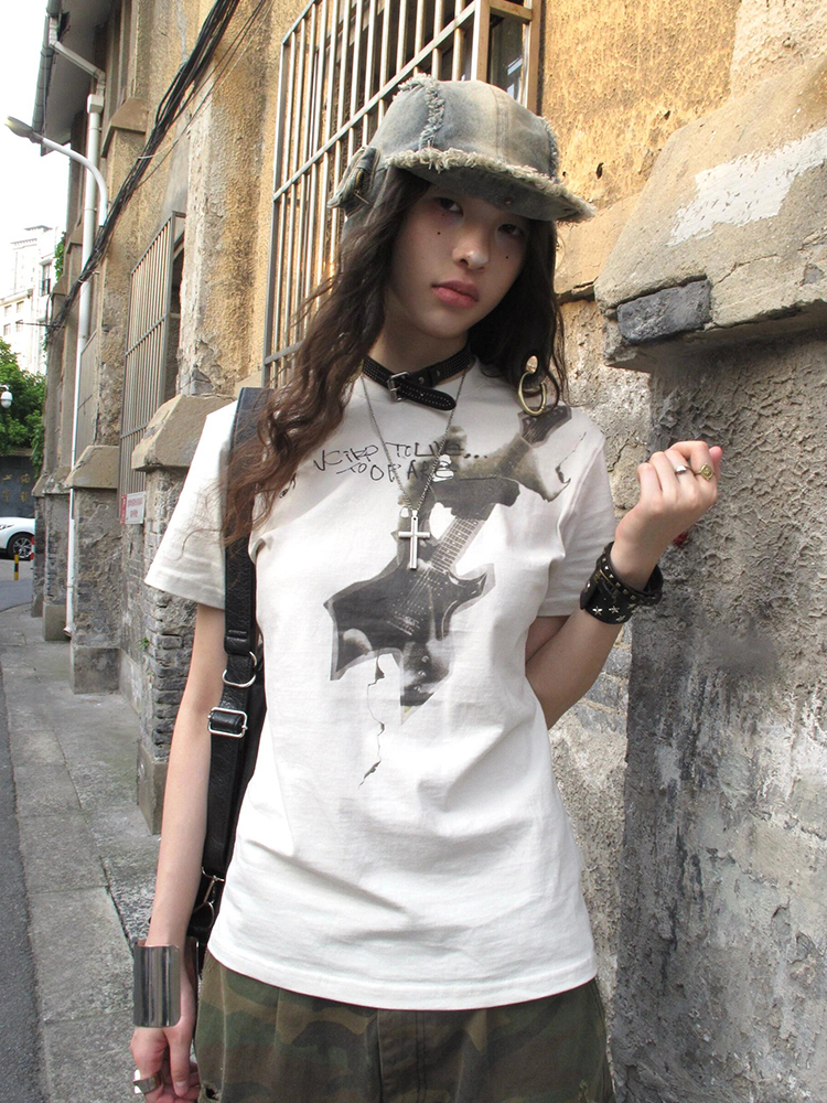 Vintage American Style Guitar Print T-Shirt for Women - Slim Fit Short Sleeve Summer Top, Trendy High Street Fashion Vintage American Style Guitar Print T-Shirt for Women - Slim Fit Short Sleeve Summer Top, Trendy High Street Fashion
