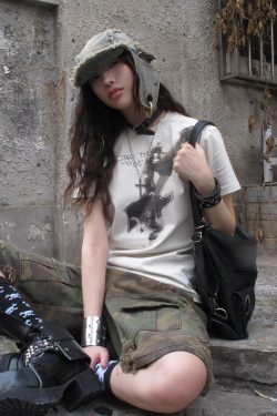 Vintage American Style Guitar Print T-Shirt for Women - Slim Fit Short Sleeve Summer Top, Trendy High Street Fashion