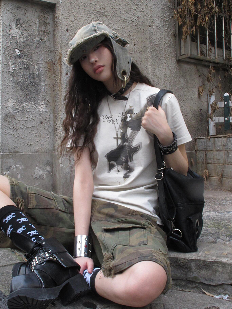 Vintage American Style Guitar Print T-Shirt for Women - Slim Fit Short Sleeve Summer Top, Trendy High Street Fashion Vintage American Style Guitar Print T-Shirt for Women - Slim Fit Short Sleeve Summer Top, Trendy High Street Fashion