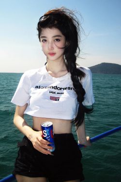 Vintage American Style Women's White Crop Top - Short Sleeve Round Neck T-Shirt with Letter Print - Summer ABG Hot Girl Fashion