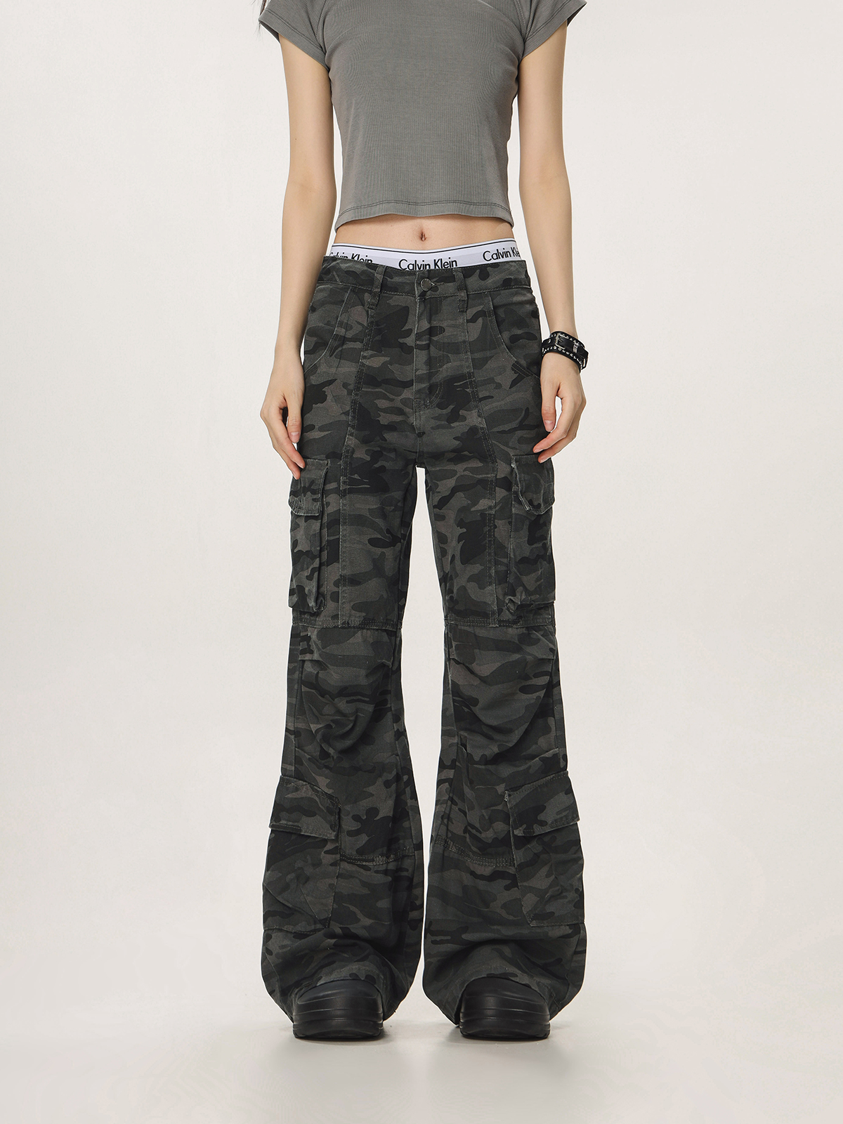 Vintage Camouflage Workwear Pants for Men and Women - Loose Straight Leg Flared Wide-Leg Casual Streetwear 90s Style Vintage Camouflage Workwear Pants for Men and Women - Loose Straight Leg Flared Wide-Leg Casual Streetwear 90s Style