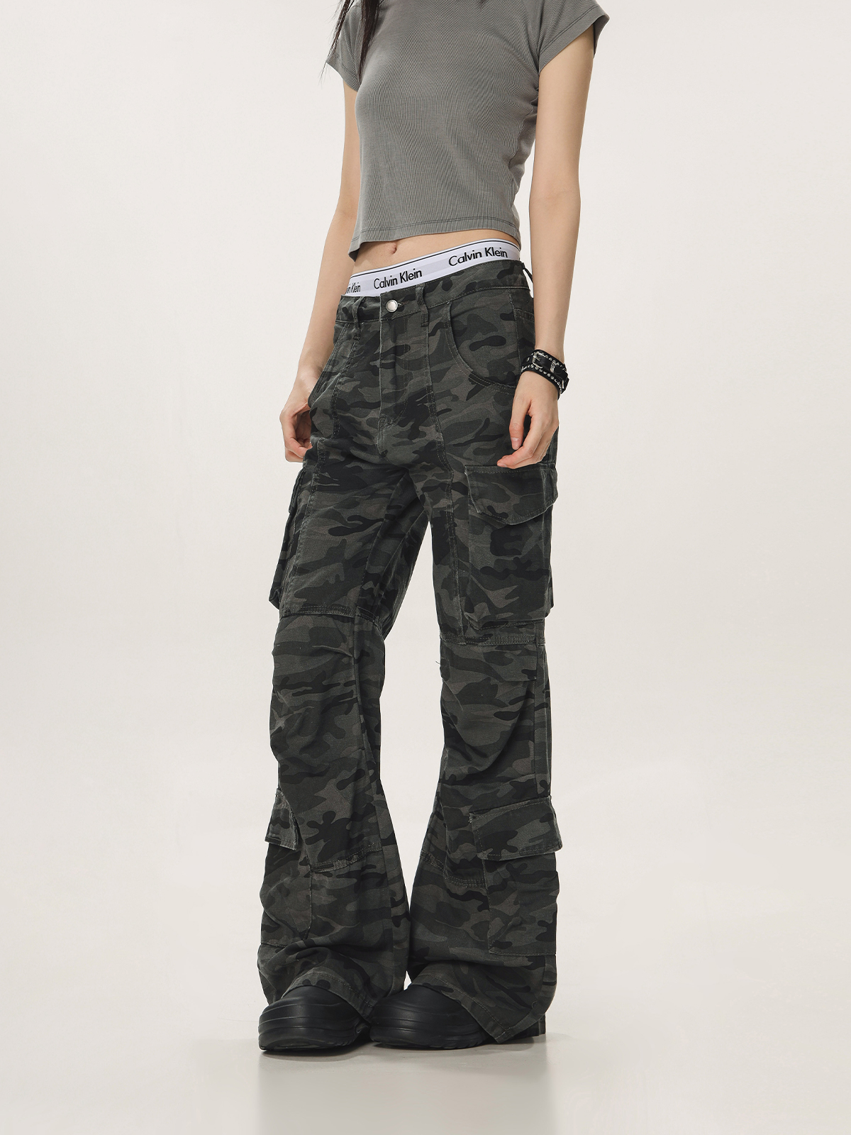 Vintage Camouflage Workwear Pants for Men and Women - Loose Straight Leg Flared Wide-Leg Casual Streetwear 90s Style Vintage Camouflage Workwear Pants for Men and Women - Loose Straight Leg Flared Wide-Leg Casual Streetwear 90s Style