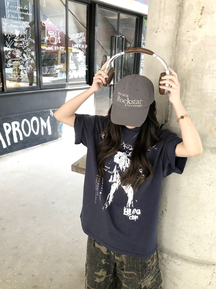 Vintage Distressed Short-Sleeve T-Shirt for Men & Women - Casual Hip-Hop Street Style Tee, Retro American Aesthetic Vintage Distressed Short-Sleeve T-Shirt for Men & Women - Casual Hip-Hop Street Style Tee, Retro American Aesthetic