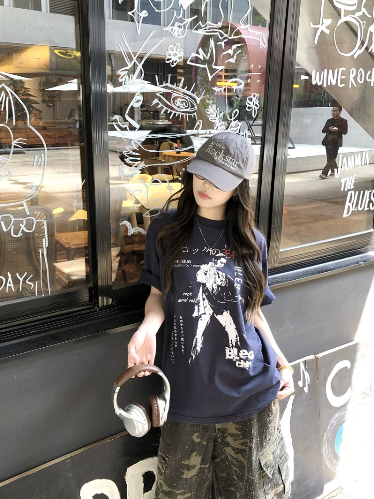 Vintage Distressed Short-Sleeve T-Shirt for Men & Women - Casual Hip-Hop Street Style Tee, Retro American Aesthetic Vintage Distressed Short-Sleeve T-Shirt for Men & Women - Casual Hip-Hop Street Style Tee, Retro American Aesthetic