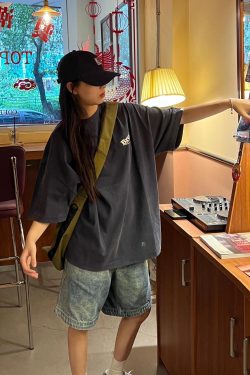 Vintage Floral Print Loose Fit Short-Sleeve T-Shirt for Men and Women - Casual Retro Cotton Tee in Washed Design