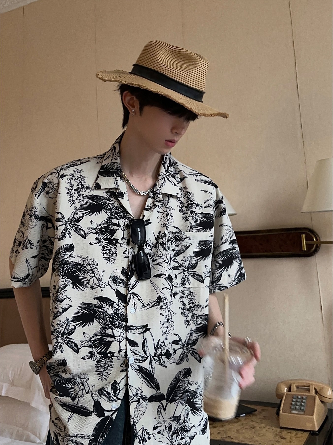 Vintage Floral Short-Sleeve Shirt for Men and Women, Loose Fit Chinese-Style Design with Retro Hong Kong Vibe, Perfect for Summer Vintage Floral Short-Sleeve Shirt for Men and Women, Loose Fit Chinese-Style Design with Retro Hong Kong Vibe, Perfect for Summer