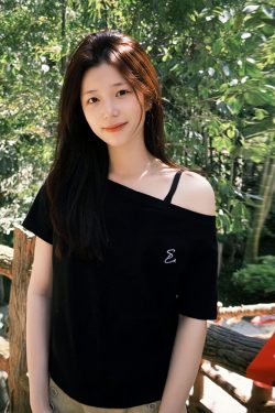 Vintage Off-Shoulder Black T-Shirt for Women - Summer 2025, Short Sleeve, Loose Fit, Slimming Casual Trend