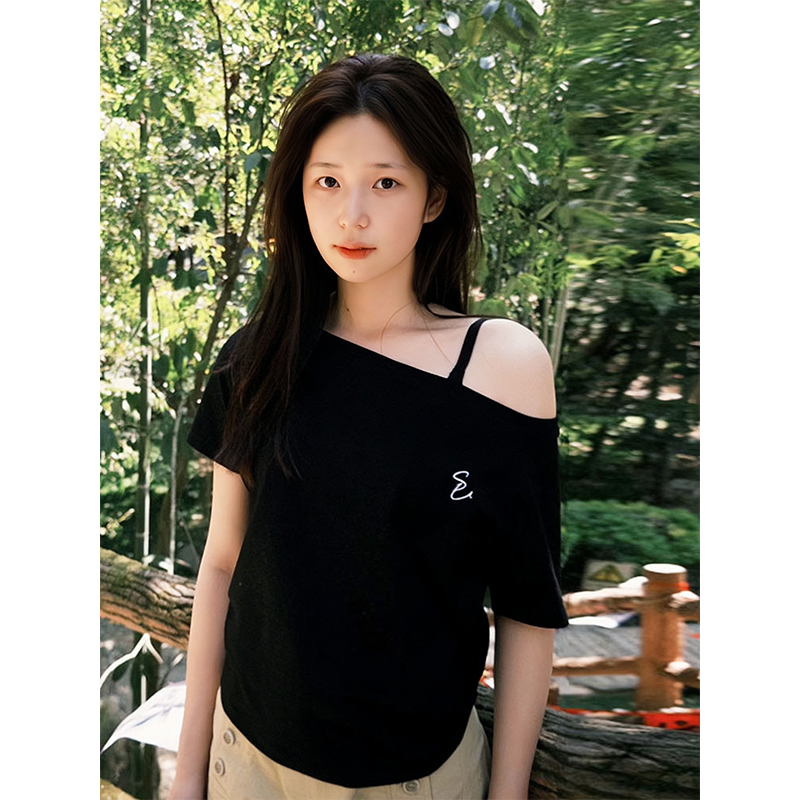 Vintage Off-Shoulder Black T-Shirt for Women - Summer 2025, Short Sleeve, Loose Fit, Slimming Casual Trend Vintage Off-Shoulder Black T-Shirt for Women - Summer 2025, Short Sleeve, Loose Fit, Slimming Casual Trend