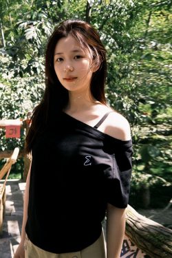 Vintage Off-Shoulder Black T-Shirt for Women - Summer 2025, Short Sleeve, Loose Fit, Slimming Casual Trend