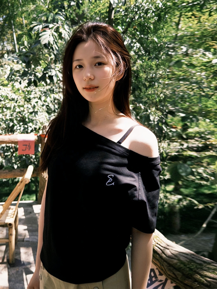 Vintage Off-Shoulder Black T-Shirt for Women - Summer 2025, Short Sleeve, Loose Fit, Slimming Casual Trend Vintage Off-Shoulder Black T-Shirt for Women - Summer 2025, Short Sleeve, Loose Fit, Slimming Casual Trend