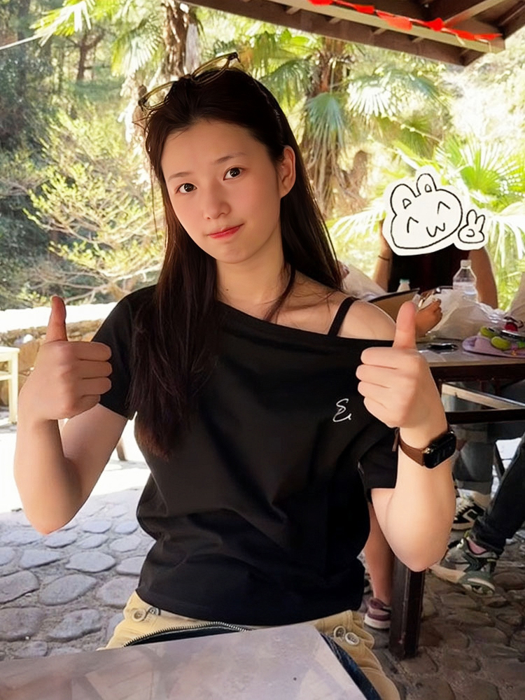 Vintage Off-Shoulder Black T-Shirt for Women - Summer 2025, Short Sleeve, Loose Fit, Slimming Casual Trend Vintage Off-Shoulder Black T-Shirt for Women - Summer 2025, Short Sleeve, Loose Fit, Slimming Casual Trend