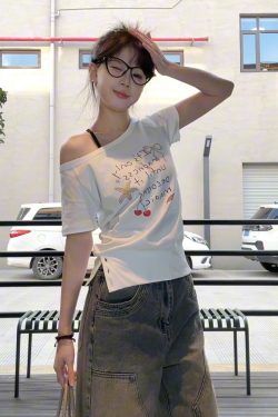 Vintage Off-Shoulder T-Shirt for Women, Summer Hand-Painted Graffiti Print, Loose Casual One-Shoulder Top, 90s Street Style