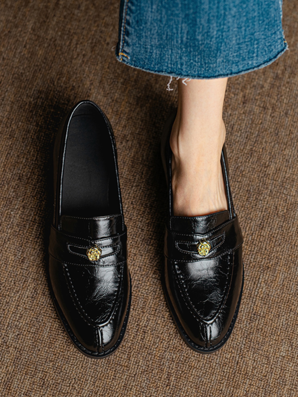 Vintage Roman-Style Camellia Pointed Loafers for Women - Chunky Heels, Slip-On Design, Y2K Fashion, Italian Corso Venezia Inspired Vintage Roman-Style Camellia Pointed Loafers for Women - Chunky Heels, Slip-On Design, Y2K Fashion, Italian Corso Venezia Inspired