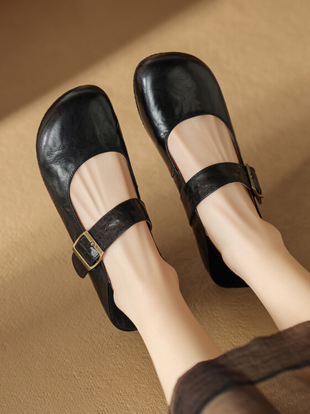 Vintage Round-Toe Mary Jane Women's Flat Shoes in Sheepskin - Artistic One-Strap Design, Italian Style, Perfect for Y2K Fashion. Vintage Round-Toe Mary Jane Women's Flat Shoes in Sheepskin - Artistic One-Strap Design, Italian Style, Perfect for Y2K Fashion.