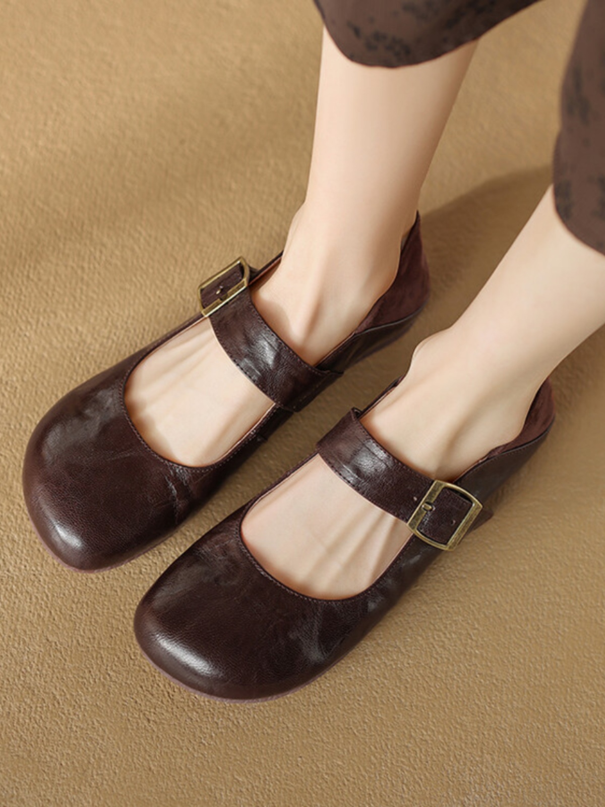 Vintage Round-Toe Mary Jane Women's Flat Shoes in Sheepskin - Artistic One-Strap Design, Italian Style, Perfect for Y2K Fashion. Vintage Round-Toe Mary Jane Women's Flat Shoes in Sheepskin - Artistic One-Strap Design, Italian Style, Perfect for Y2K Fashion.