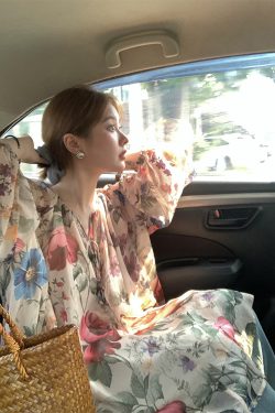 Vintage Watercolor Floral V-Neck Long Dress with Lantern Sleeves - Retro Dream Mountain Style for Women