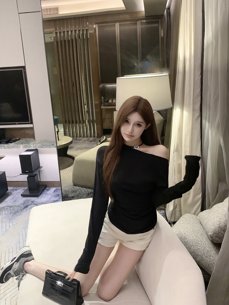 White High-Waisted Tailored Slim-Fit Shorts for Women - Versatile Hot Pants for Summer Fashion White High-Waisted Tailored Slim-Fit Shorts for Women - Versatile Hot Pants for Summer Fashion