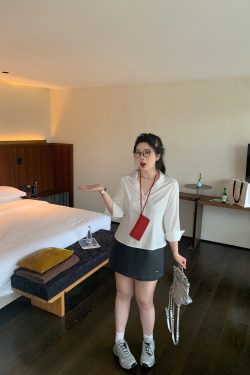 White Loose V-Neck Shirt - Versatile Moonlight Style Top, Perfect for Casual Chic Looks, Ideal for 90s and Y2K Fashion Enthusiasts