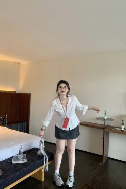 White Loose V-Neck Shirt - Versatile Moonlight Style Top, Perfect for Casual Chic Looks, Ideal for 90s and Y2K Fashion Enthusiasts