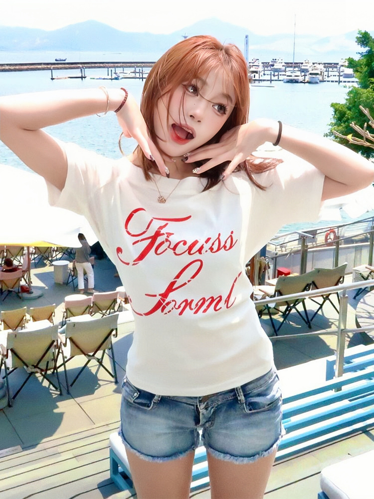 White Off-Shoulder T-Shirt for Women - Summer Letter Print, Slim Fit, Short Sleeve Cropped Top, Sexy Shoulder-Baring Style White Off-Shoulder T-Shirt for Women - Summer Letter Print, Slim Fit, Short Sleeve Cropped Top, Sexy Shoulder-Baring Style