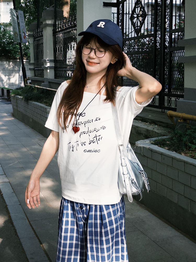 White Off-Shoulder T-Shirt for Women, Casual Summer Letter Print, Versatile Short Sleeves, College Style Hot Girl Top White Off-Shoulder T-Shirt for Women, Casual Summer Letter Print, Versatile Short Sleeves, College Style Hot Girl Top