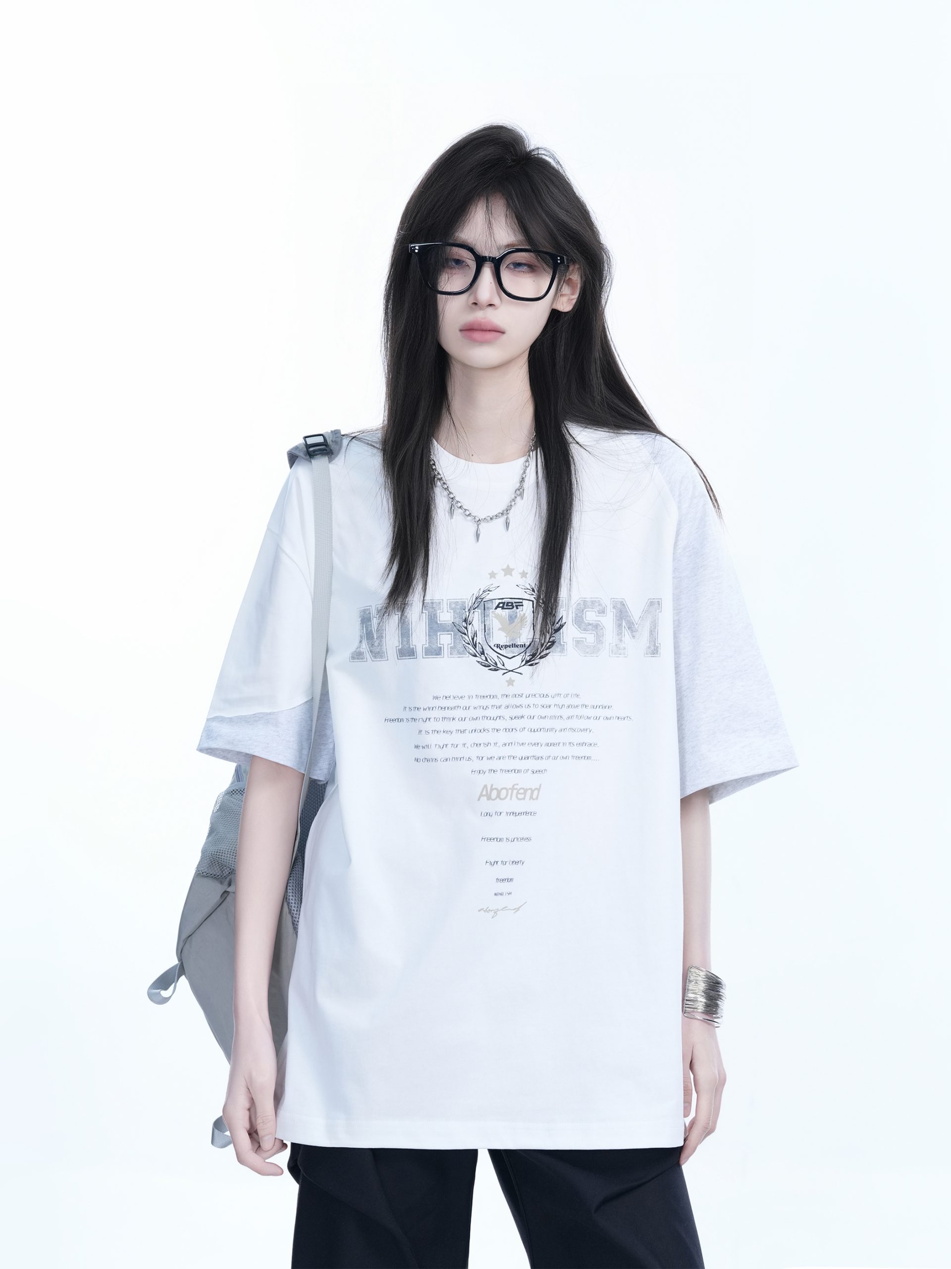 White Oversized Short Sleeve T-Shirt with American Retro Badge Print for Women, Casual Loose Fit, Y2K Style White Oversized Short Sleeve T-Shirt with American Retro Badge Print for Women, Casual Loose Fit, Y2K Style