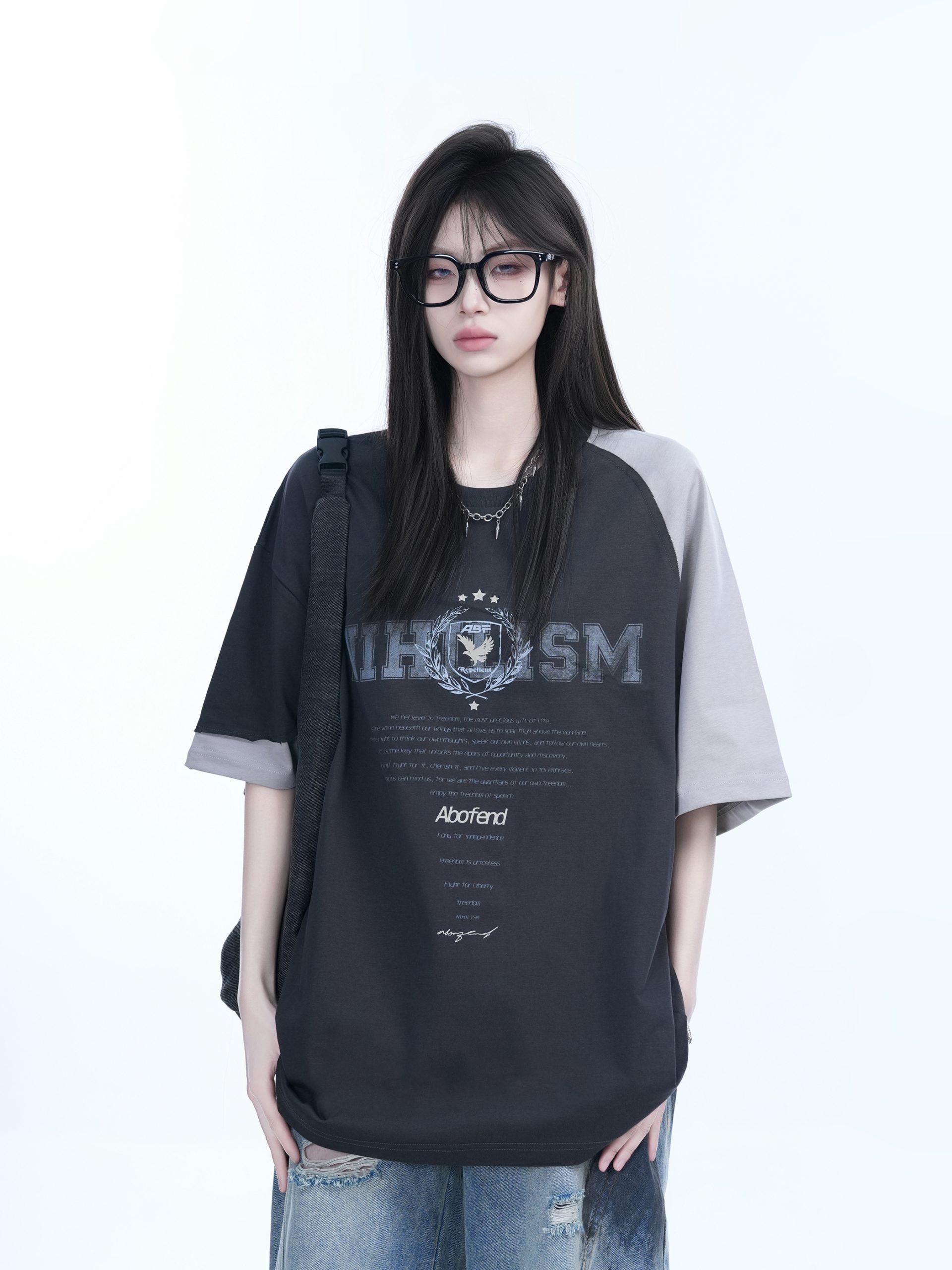 White Oversized Short Sleeve T-Shirt with American Retro Badge Print for Women, Casual Loose Fit, Y2K Style White Oversized Short Sleeve T-Shirt with American Retro Badge Print for Women, Casual Loose Fit, Y2K Style