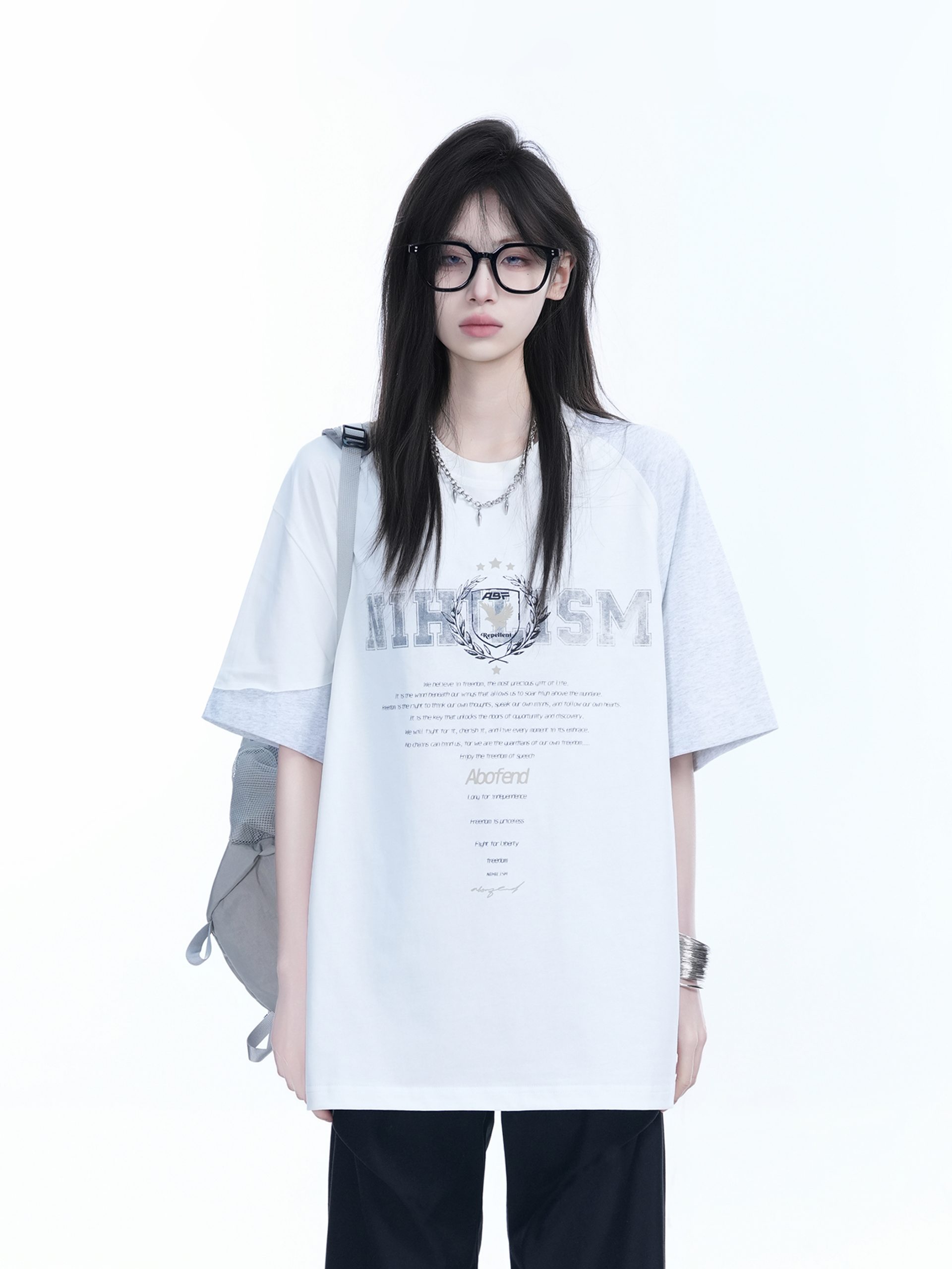 White Oversized Short Sleeve T-Shirt with American Retro Badge Print for Women, Casual Loose Fit, Y2K Style White Oversized Short Sleeve T-Shirt with American Retro Badge Print for Women, Casual Loose Fit, Y2K Style