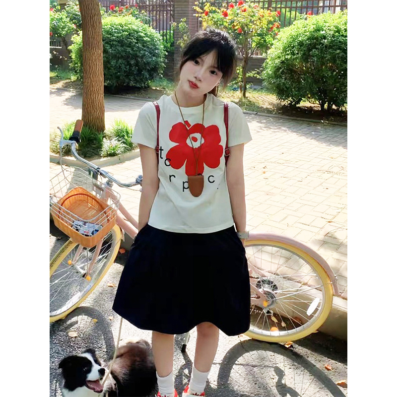 White Round Neck Short-Sleeve T-Shirt for Women with Red Floral Letter Print, Casual Slim Fit Summer Top, Y2K INS Style White Round Neck Short-Sleeve T-Shirt for Women with Red Floral Letter Print, Casual Slim Fit Summer Top, Y2K INS Style