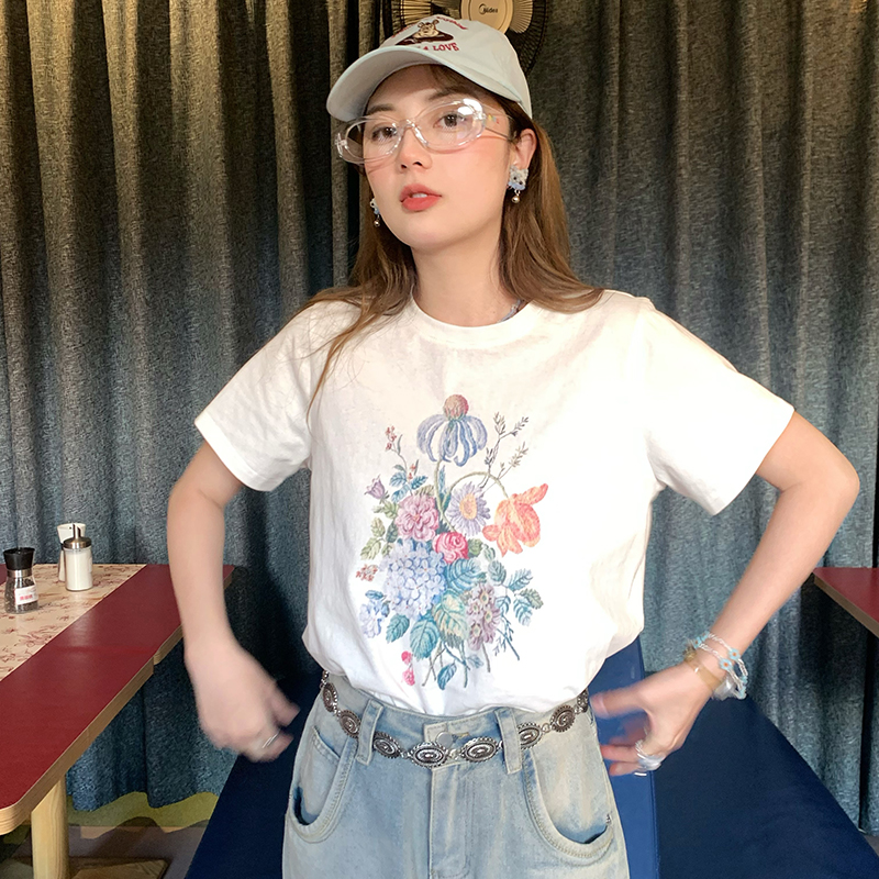 White Short Sleeve Floral Oil Painting T-Shirt for Women, Summer Pure Cotton, Loose Fit, Round Neck, Vintage Style Top White Short Sleeve Floral Oil Painting T-Shirt for Women, Summer Pure Cotton, Loose Fit, Round Neck, Vintage Style Top