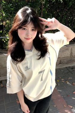 Women's American Retro Color-Blocked Jersey T-Shirt, Summer Oversized V-Neck Top with Woven Strap, Sporty Short Sleeves