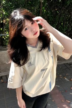 Women's American Retro Color-Blocked Jersey T-Shirt, Summer Oversized V-Neck Top with Woven Strap, Sporty Short Sleeves