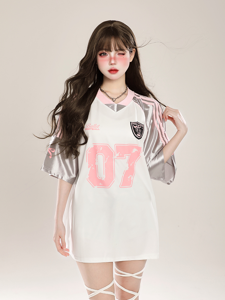 Women's American Retro Patchwork Printed Short Sleeve V-Neck T-Shirt, Casual Summer Sports Style, Loose Fit, Y2K Inspired Women's American Retro Patchwork Printed Short Sleeve V-Neck T-Shirt, Casual Summer Sports Style, Loose Fit, Y2K Inspired